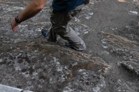 Téléchargez les photos : Le site archéologique Ciampate del Diavolo a fossilisé les empreintes conservées dans le flux pyroclastique. Photo de haute qualité - en image libre de droit