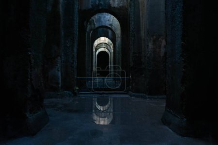 Foto de La Piscina Mirabilis es una antigua cisterna romana en la colina de Bacoli en el extremo occidental del Golfo de Nápoles, al sur de Italia.. - Imagen libre de derechos