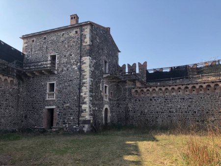 Téléchargez les photos : Castello dei Maltraverso est un château médiéval situé à Montebello Vicentino, une petite ville dans la province de Vicence, Italie. - en image libre de droit