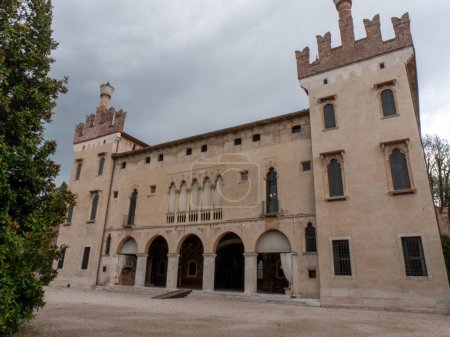Téléchargez les photos : Le Palazzo Porto Colleoni Thiene, également appelé Villa ou Castello, est une structure de palais importante dans le centre-ville de Thiene, Vicence. Photo de haute qualité - en image libre de droit