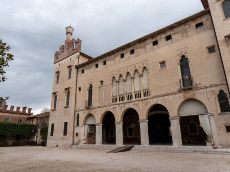 Téléchargez les photos : Le Palazzo Porto Colleoni Thiene, également appelé Villa ou Castello, est une structure de palais importante dans le centre-ville de Thiene, Vicence. Photo de haute qualité - en image libre de droit