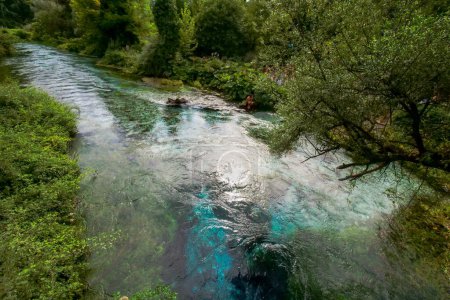 Der Blue Eye Lake Park in Albanien ist eine Oase im Herzen der Natur. Mit seinem kristallklaren Wasser, üppigem Grün, 