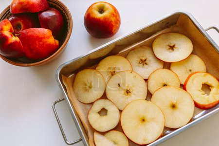 Téléchargez les photos : Plaque de cuisson aux pommes tranchées, préparée pour le séchage ou la cuisson. pose plate - en image libre de droit