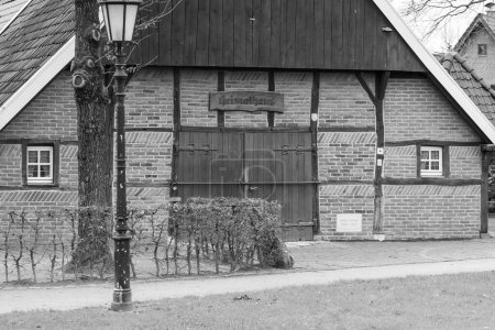 Foto de Vieja casa de armadura y la iglesia en el pueblo de Weseke en Westfalia - Imagen libre de derechos