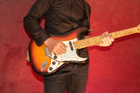 Téléchargez les photos : Vaduz, Liechtenstein, 28 septembre 2022 Un musicien joue une guitare électrique standard Fender Stratocaster USA fabriquée en 1995 dans la couleur sunburst - en image libre de droit