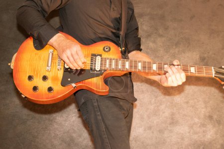 Téléchargez les photos : Vaduz, Liechtenstein, 28 septembre 2022 Un artiste joue avec une guitare électrique Gibson Les Paul en plein soleil - en image libre de droit