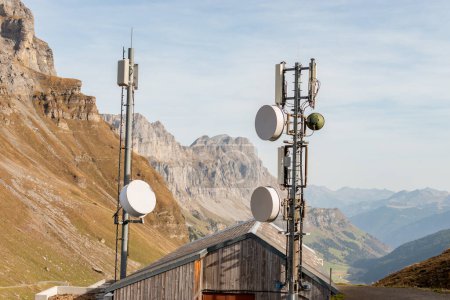 Téléchargez les photos : Klausenpass, Uri, Suisse, 29 octobre 2022 Antennes sur une petite maison avec un paysage alpin en arrière-plan - en image libre de droit
