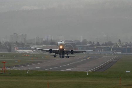 Foto de Zurich, Switzerland, December 23, 2022 Delta airlines Boeing 767-400 aircraft taking off from runway 34 - Imagen libre de derechos