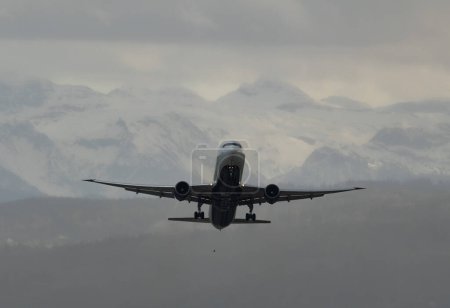 Foto de Zurich, Switzerland, December 23, 2022 Delta airlines Boeing 767-400 aircraft on an overcast day after departing from runway 34 - Imagen libre de derechos