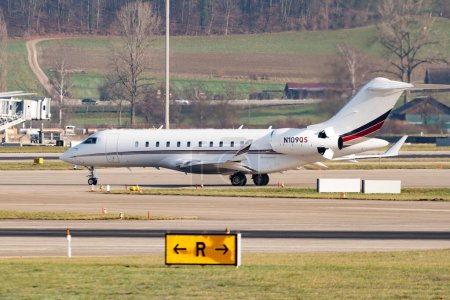 Foto de Zurich, Switzerland, January 20, 2023 Bombardier Global 5000 business aircraft is taxiing to its position during the world economic forum in Davos - Imagen libre de derechos