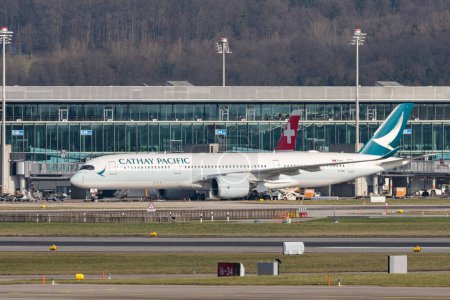 Téléchargez les photos : Zurich, Switzerland, January 20, 2023 Cathay Pacific Airbus A350-941 aircraft is taxiing to its takeoff position - en image libre de droit