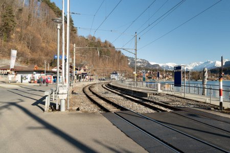 Téléchargez les photos : Brienz, Suisse, 10 février 2023 Vue le long du chemin de fer et de la gare sur la côte du lac de Brienz - en image libre de droit