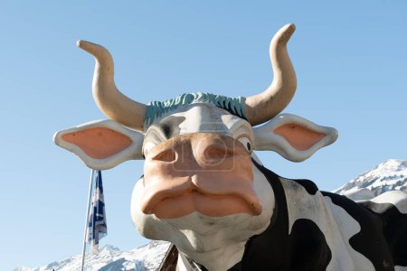 Téléchargez les photos : Brienz, Suisse, 10 février 2023 Sculpture d'une vache suisse typique sur la côte du lac de Brienz - en image libre de droit