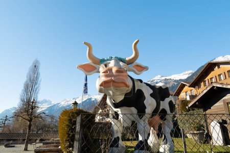 Téléchargez les photos : Brienz, Suisse, 10 février 2023 Sculpture d'une vache suisse typique sur la côte du lac de Brienz - en image libre de droit