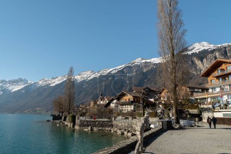 Téléchargez les photos : Brienz, Suisse, 10 février 2023 Le paysage alpin au beau lac de Brienz par une journée ensoleillée - en image libre de droit