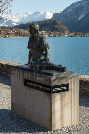 Téléchargez les photos : Brienz, Suisse, 10 février 2023 Statue en l'honneur du poète Albert Streich sur la côte du lac de Brienz - en image libre de droit