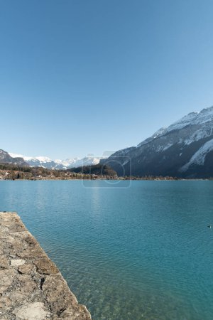 Téléchargez les photos : Brienz, Switzerland, February 10, 2023 Alpine scenery at the beautiful lake of Brienz on a sunny day - en image libre de droit