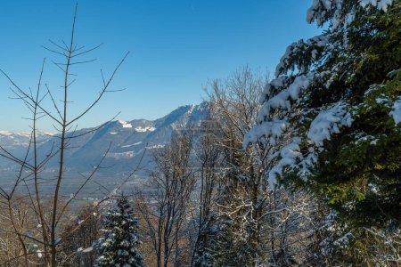 Foto de Grabs, Canton Saint Gallen, Switzerland, February 7, 2023 Amazing winter scenery with the snow covered mountains on a sunny day - Imagen libre de derechos