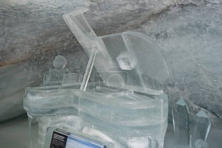 Foto de Jungfraujoch, Canton Bern, Suiza, 11 de febrero de 2023 Ice sculpture of a piano playing man inside the ice palace - Imagen libre de derechos
