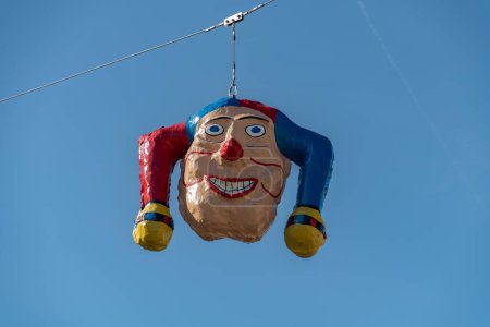 Téléchargez les photos : Oberaegeri, Suisse, 20 février 2023 Clown head is hanging on a rope during carnival - en image libre de droit