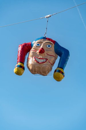 Téléchargez les photos : Oberaegeri, Suisse, 20 février 2023 Clown head is hanging on a rope during carnival - en image libre de droit