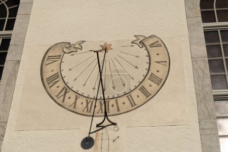 Téléchargez les photos : Thun, Suisse, 13 février 2023 Vieux cadran solaire historique peint sur un mur - en image libre de droit