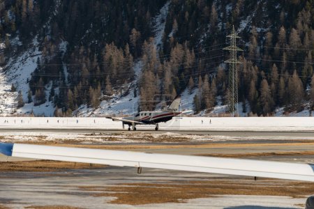 Téléchargez les photos : Samedan (Suisse), le 21 février 2023 L'hélice Socata TBM-850 roule à sa position - en image libre de droit