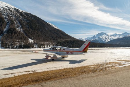 Téléchargez les photos : Samedan, Suisse, 21 Février, 2023 Piper PA-28-181 Archer II stationnera sur le terrain - en image libre de droit