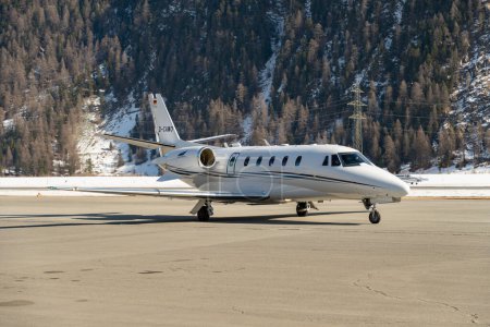 Téléchargez les photos : Samedan, Suisse, 21 février 2023 Cessna 560XL Citation XLS + avion d'affaires sur l'aire de trafic - en image libre de droit
