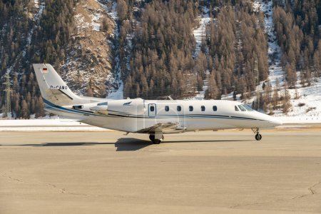 Foto de Samedan, Suiza, 21 de febrero de 2023 Cessna 560XL Citation XLS + business aircraft on the apron - Imagen libre de derechos
