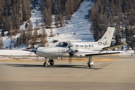 Téléchargez les photos : Samedan (Suisse), le 21 février 2023 L'avion multimoteur Cessna 425 Conquest roule à sa position - en image libre de droit