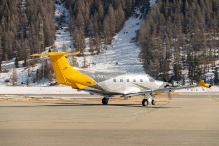 Téléchargez les photos : Samedan (Suisse), le 21 février 2023 Avion d'hélice Pilatus PC-12 NGX sur l'aire de trafic - en image libre de droit