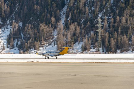 Téléchargez les photos : Samedan (Suisse), le 21 février 2023 Avion d'hélice Pilatus PC-12 NGX sur l'aire de trafic - en image libre de droit
