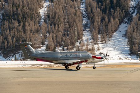 Téléchargez les photos : Samedan (Suisse), le 21 février 2023 Pilatus PC-12-47 avion à hélice sur l'aire de trafic - en image libre de droit