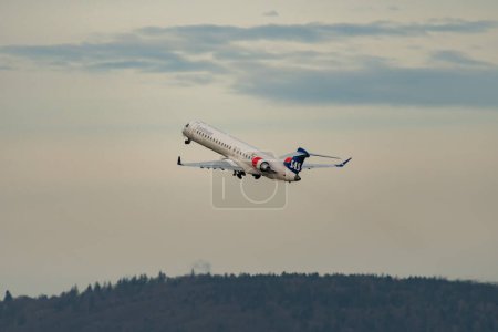 Foto de Zurich, Suiza, 2 de enero de 2023 SAS Aerolíneas escandinavas Bombardier CRJ-900 aeronaves está despegando de la pista 28 - Imagen libre de derechos