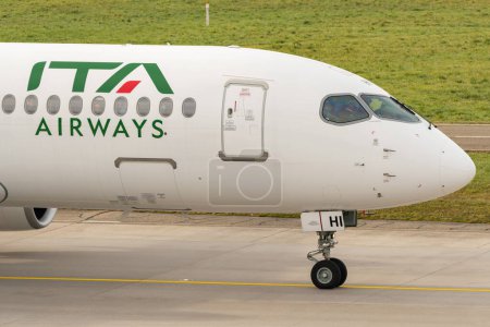 Foto de Zurich, Suiza, 2 de enero de 2023 ITA Airways Bombardier CS-300 o Airbus A220 se desplazan a su posición de despegue - Imagen libre de derechos