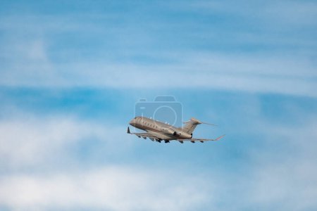 Foto de Zurich, Suiza, 2 de enero de 2023 Bombardier Challenger 350 business aircraft take off from runway 28 - Imagen libre de derechos