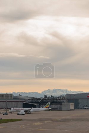 Téléchargez les photos : Zurich (Suisse), le 2 janvier 2023 L'Airbus éthiopien A350-941 stationnera sur l'aire de trafic - en image libre de droit
