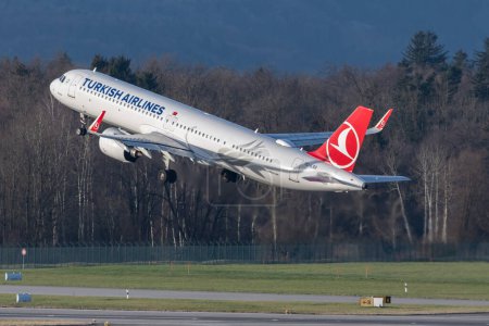 Foto de Zurich, Suiza, 2 de enero de 2023 Aerolíneas turcas Airbus A321-271NX Los aviones Neo salen de la pista 28 - Imagen libre de derechos