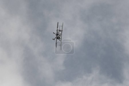 Foto de Valle del Rin, Saint Gallen, Suiza, 20 de mayo de 2023 N-150EK El avión de hélice de dos pisos Waco YMF-F5C se realiza durante un espectáculo aéreo visto desde la cima del monte Hoher Kasten - Imagen libre de derechos