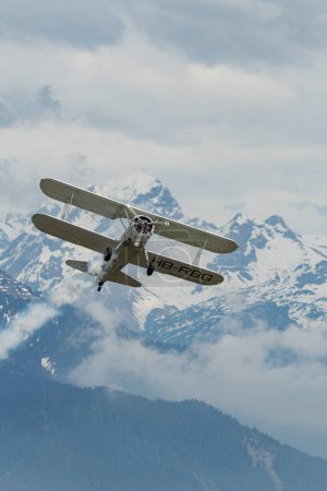 Téléchargez les photos : Vallée du Rhin, Saint-Gall, Suisse, 20 mai 2023 HB-RBG Boeing Stearman L'avion à hélice à deux étages modèle 75 effectue un spectacle aérien vu du sommet du mont Hoher Kasten - en image libre de droit