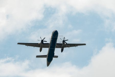 Foto de Zurich, Suiza, 2 de mayo de 2023 9A-CQC Croatia Airlines Bombardier Dash8-Q402 turbo prop aircraft is leaving from runway 28 - Imagen libre de derechos