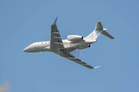 Foto de Zurich, Suiza, 2 de mayo de 2023 9H-VCX Bombardier Challenger 350 Aviones despegan de la pista 28 - Imagen libre de derechos