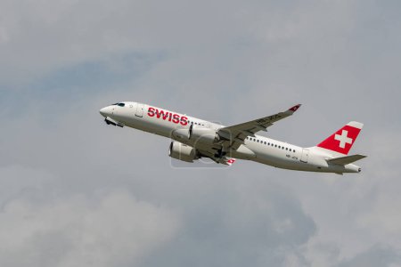 Foto de Zurich, Suiza, 2 de mayo de 2023 HB-JCG Aerolíneas internacionales suizas Bombardier CS-300 o Airbus A220 despegan de la pista 28 - Imagen libre de derechos