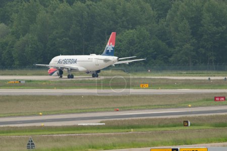 Téléchargez les photos : Zurich (Suisse), le 19 mai 2023 YU-APA Air Serbia Airbus A319-132 fait marche arrière sur la piste 10 - en image libre de droit