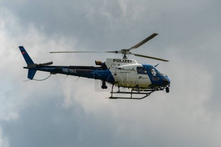 Téléchargez les photos : Speck-Fehraltorf, Zurich, Suisse, 1 juillet 2023 HB-ZKZ Police Eurocopter AS350-B3 sur un petit aérodrome - en image libre de droit