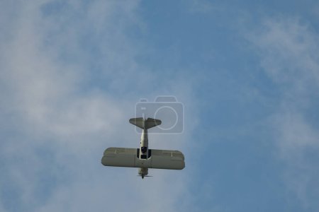 Téléchargez les photos : Speck-Fehraltorf, Zurich, Suisse, 1 juillet 2023 Le Boeing E75 de HB-RBG Stearman, un avion acrobatique historique à deux étages, effectue des performances lors d'un affichage aérien - en image libre de droit