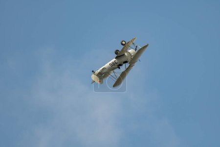 Téléchargez les photos : Speck-Fehraltorf, Zurich, Suisse, 1 juillet 2023 Le Boeing E75 de HB-RBG Stearman, un avion acrobatique historique à deux étages, effectue des performances lors d'un affichage aérien - en image libre de droit