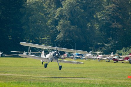 Téléchargez les photos : Speck-Fehraltorf, Zurich, Suisse, 1 juillet 2023 HB-RBG Boeing E75 Stearman historic double decker aircraft on a small airfield - en image libre de droit