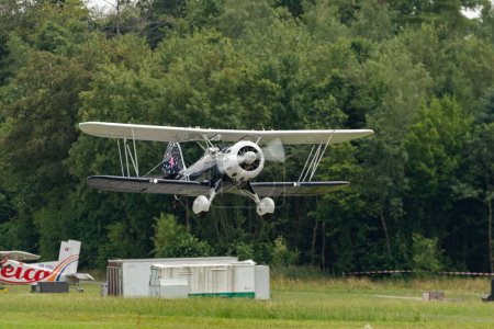Foto de Speck-Fehraltorf, Zurich, Suiza, 1 de julio de 2023 N-150EK Waco Typ YMF-5 historic acrobatic aircraft is leaving from a small airfield - Imagen libre de derechos